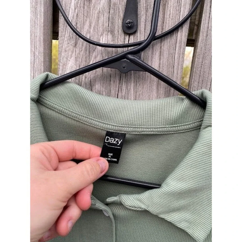 Dazy Womens XL Sage Green Ribbed Short Sleeve Button Down Cropped Polo Top‎